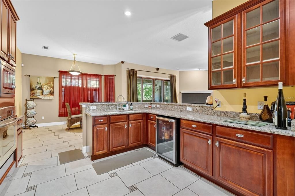 合同活跃: $737,000 (5 贝兹, 4 浴室, 3193 平方英尺)