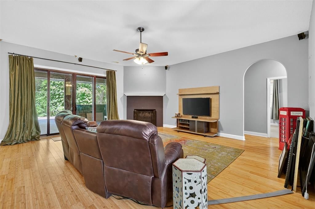 合同活跃: $737,000 (5 贝兹, 4 浴室, 3193 平方英尺)