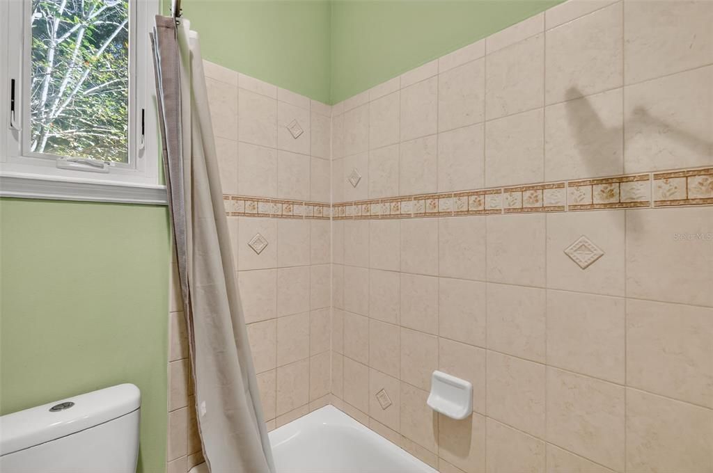 合同活跃: $737,000 (5 贝兹, 4 浴室, 3193 平方英尺)