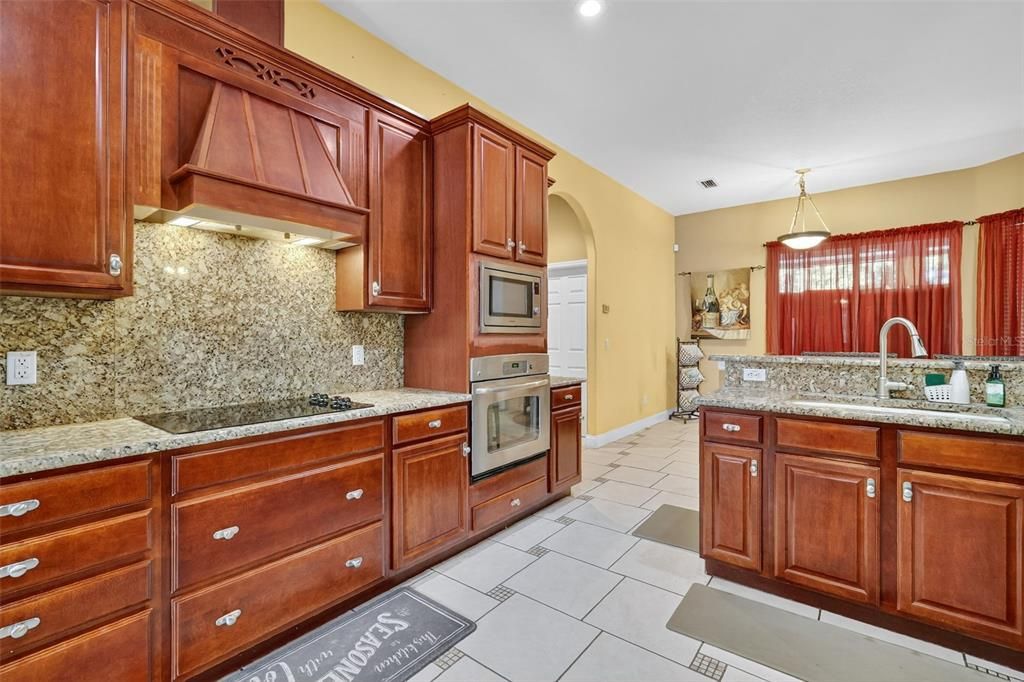 合同活跃: $737,000 (5 贝兹, 4 浴室, 3193 平方英尺)