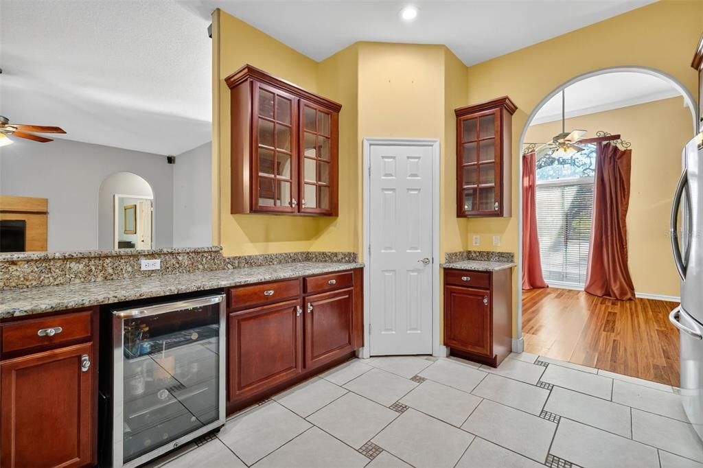 合同活跃: $737,000 (5 贝兹, 4 浴室, 3193 平方英尺)