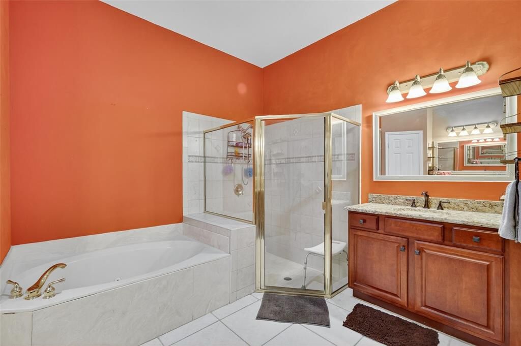 合同活跃: $737,000 (5 贝兹, 4 浴室, 3193 平方英尺)