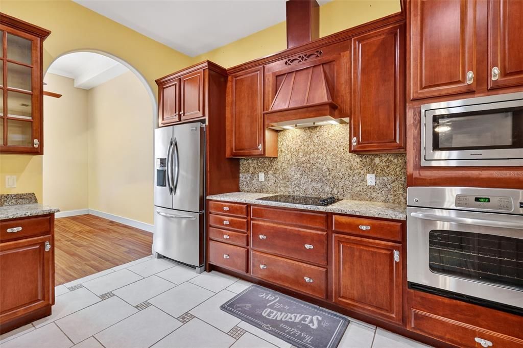 合同活跃: $737,000 (5 贝兹, 4 浴室, 3193 平方英尺)