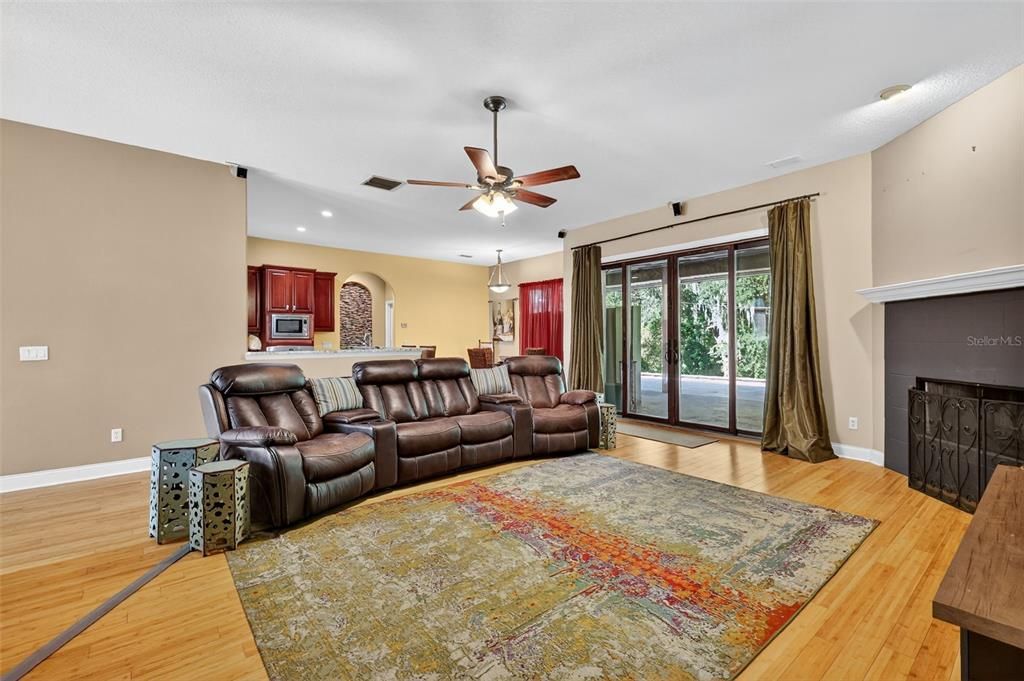 合同活跃: $737,000 (5 贝兹, 4 浴室, 3193 平方英尺)