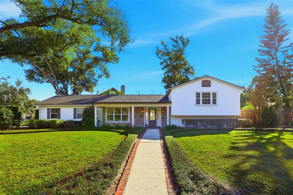 合同活跃: $1,075,000 (4 贝兹, 3 浴室, 2635 平方英尺)