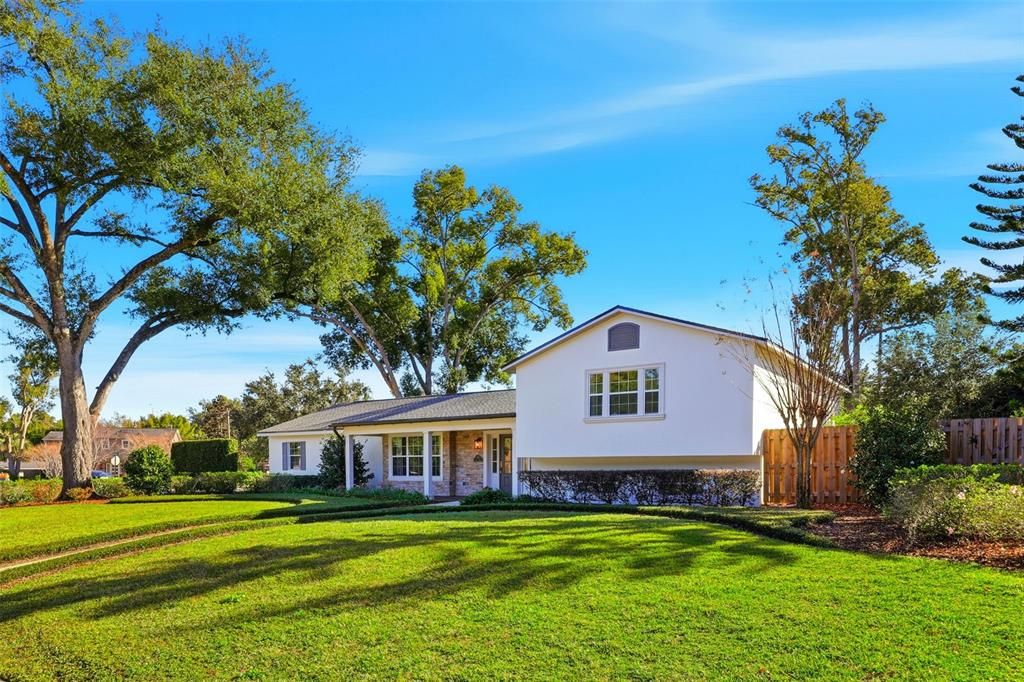 合同活跃: $1,075,000 (4 贝兹, 3 浴室, 2635 平方英尺)