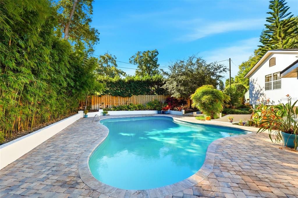 合同活跃: $1,075,000 (4 贝兹, 3 浴室, 2635 平方英尺)