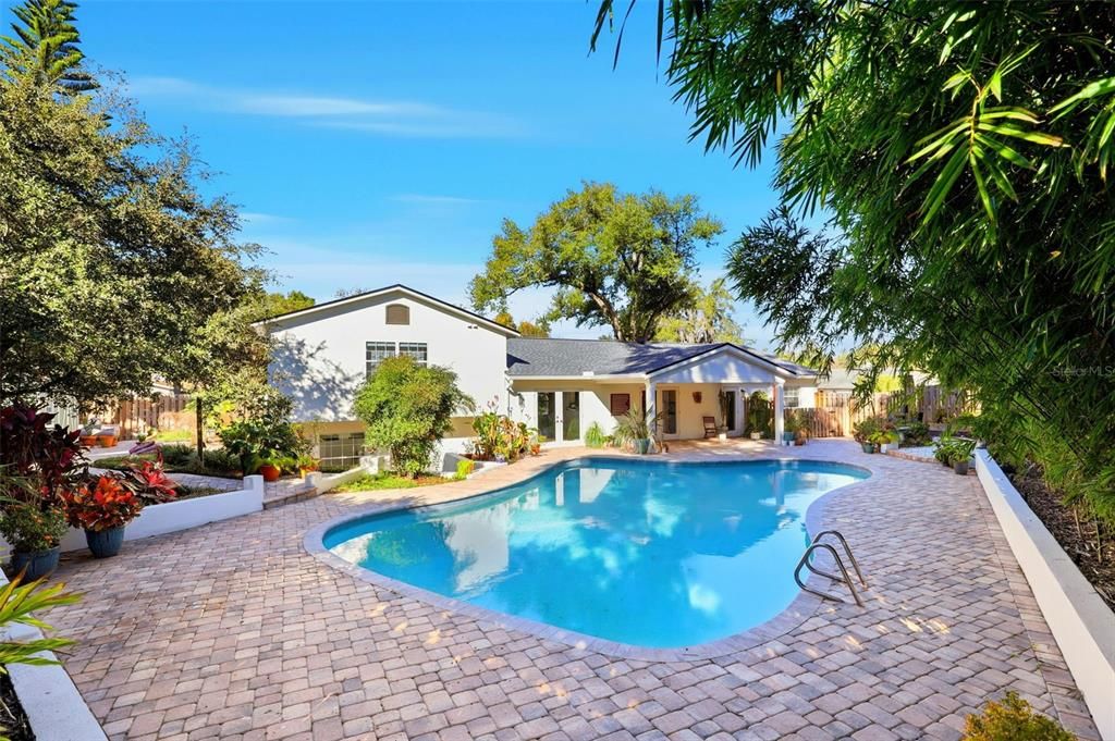 合同活跃: $1,075,000 (4 贝兹, 3 浴室, 2635 平方英尺)