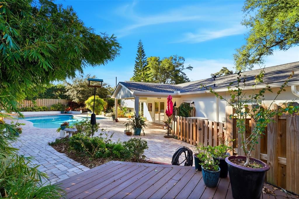 合同活跃: $1,075,000 (4 贝兹, 3 浴室, 2635 平方英尺)