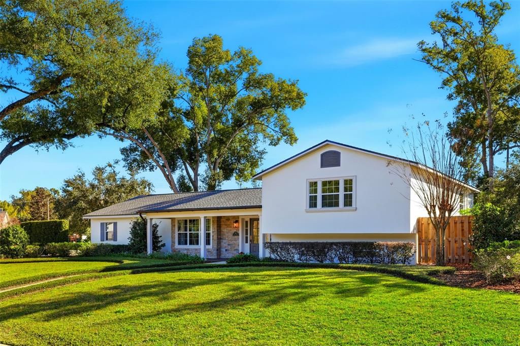 合同活跃: $1,075,000 (4 贝兹, 3 浴室, 2635 平方英尺)