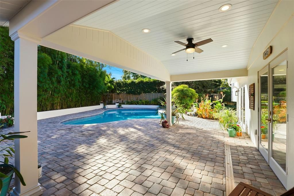 合同活跃: $1,075,000 (4 贝兹, 3 浴室, 2635 平方英尺)