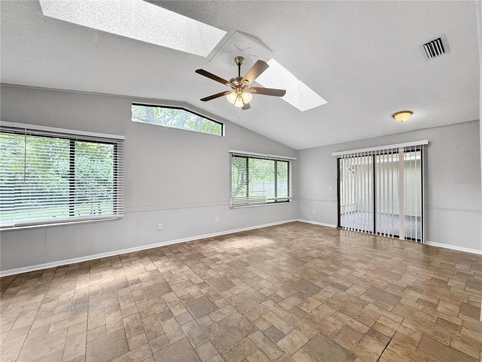 For Rent: $1,825 (3 beds, 2 baths, 1740 Square Feet)