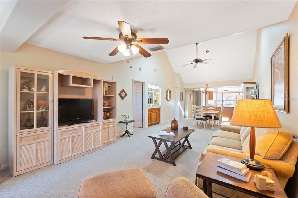 待售: $199,000 (2 贝兹, 2 浴室, 1162 平方英尺)