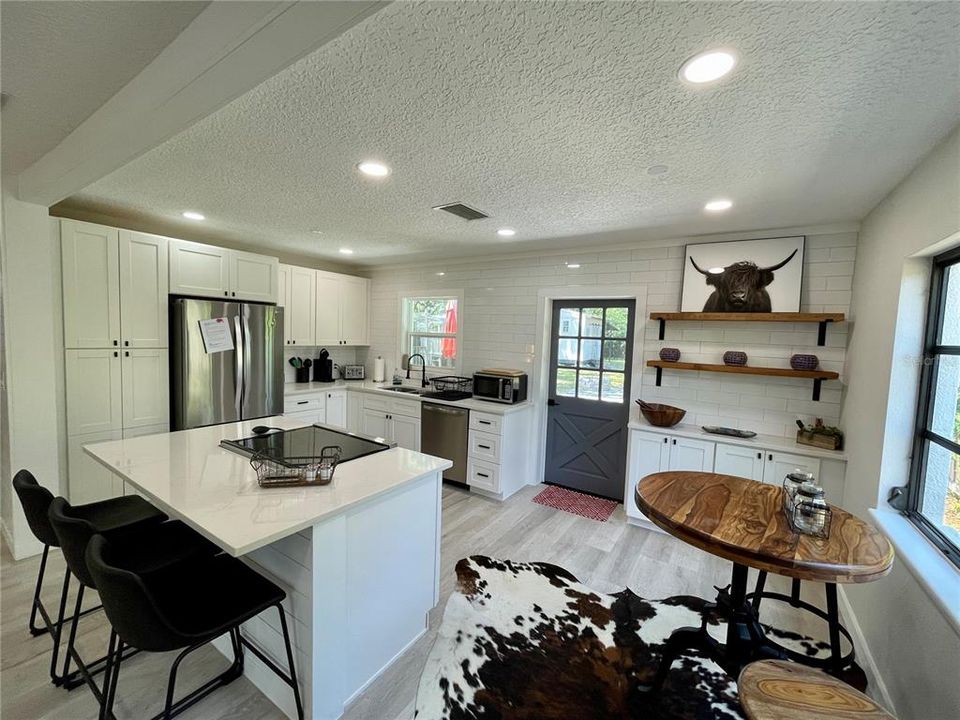 Active With Contract: $2,100 (2 beds, 1 baths, 1272 Square Feet)