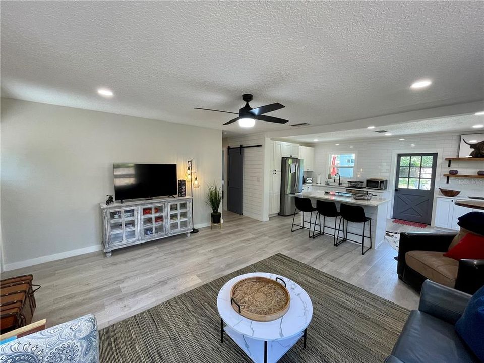Active With Contract: $2,100 (2 beds, 1 baths, 1272 Square Feet)