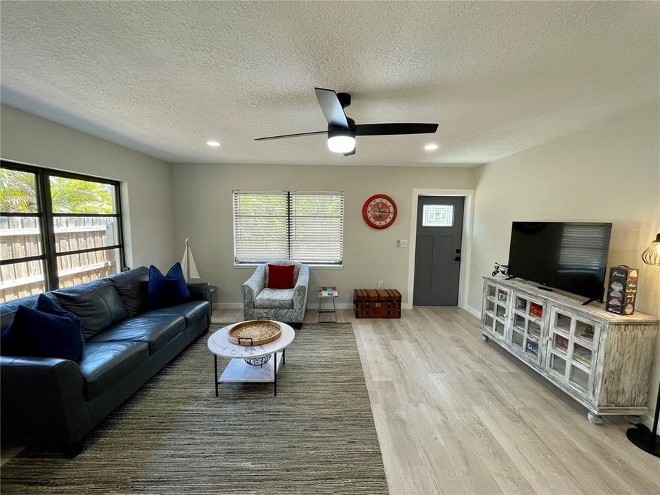 Active With Contract: $2,100 (2 beds, 1 baths, 1272 Square Feet)
