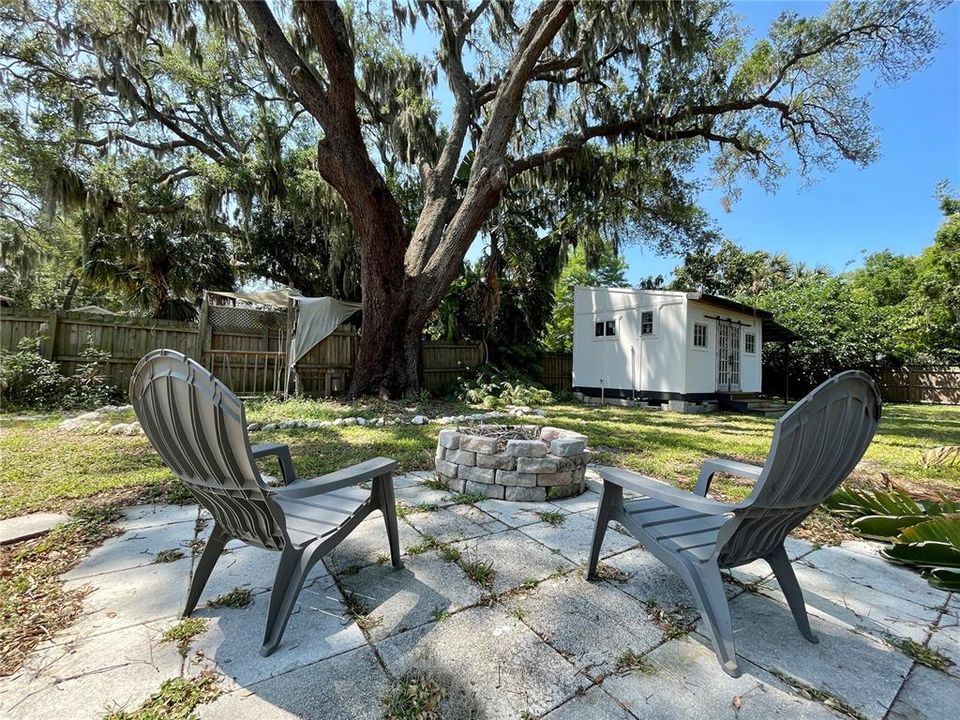 Active With Contract: $2,100 (2 beds, 1 baths, 1272 Square Feet)