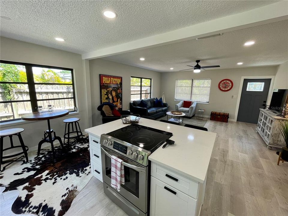 Active With Contract: $2,100 (2 beds, 1 baths, 1272 Square Feet)