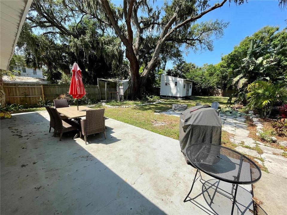 Active With Contract: $2,100 (2 beds, 1 baths, 1272 Square Feet)