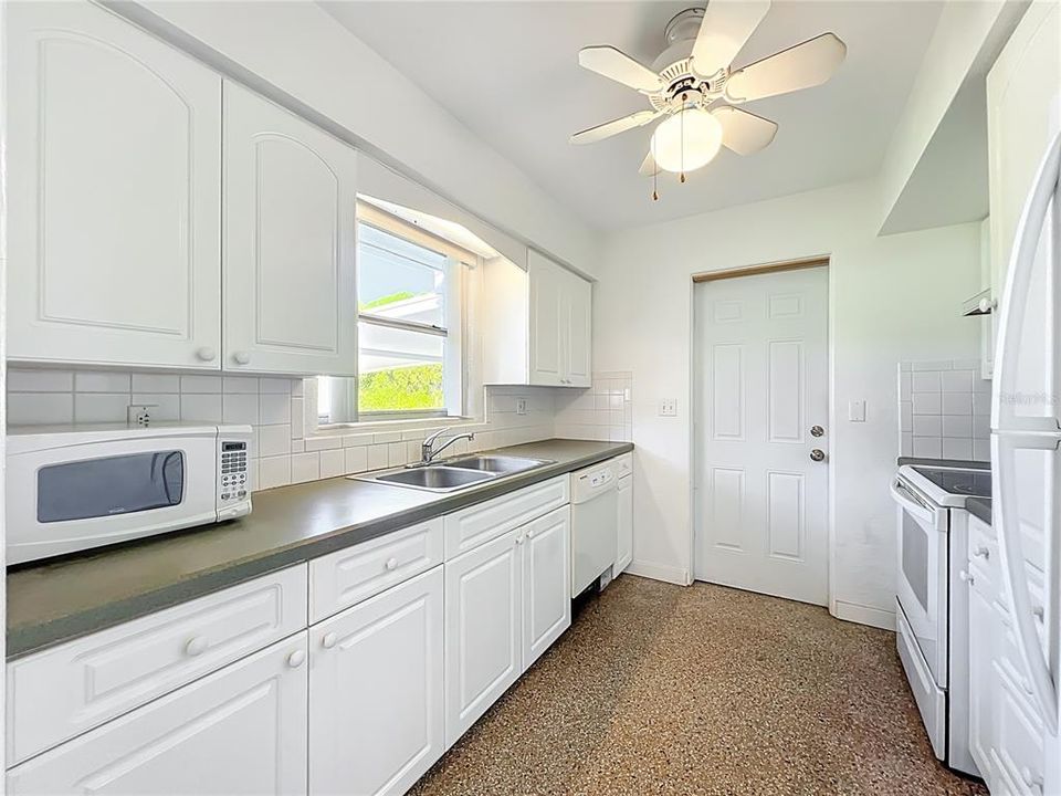 For Sale: $279,500 (3 beds, 1 baths, 1350 Square Feet)