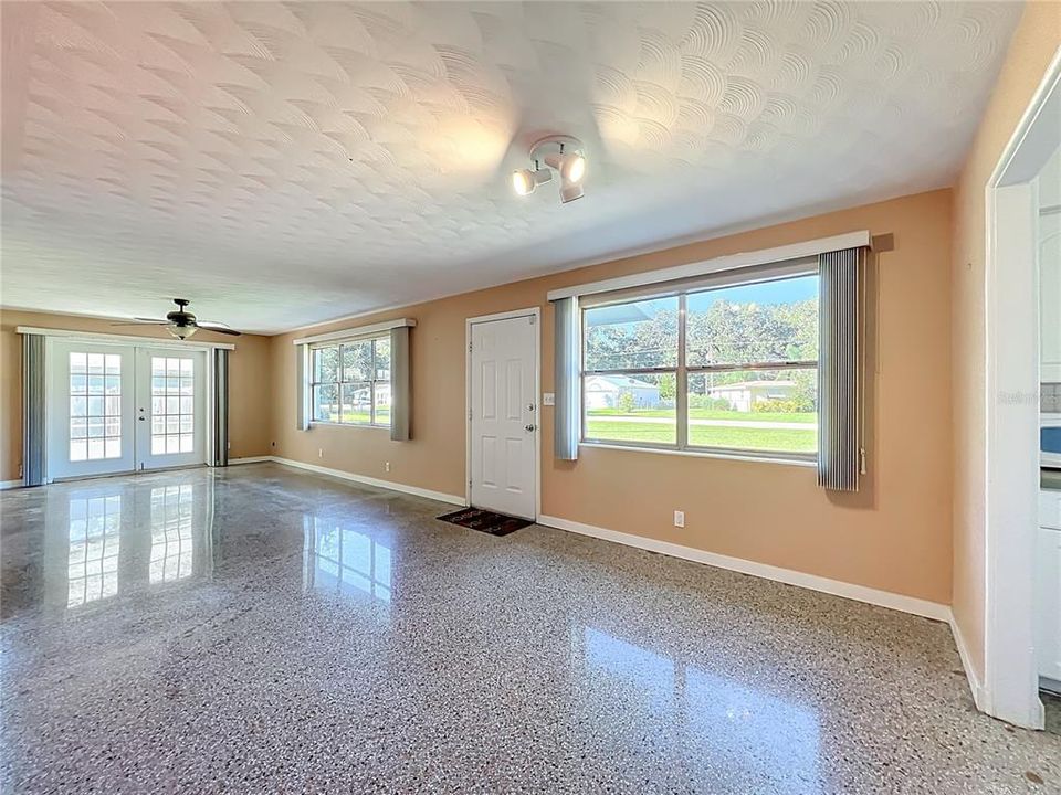 For Sale: $279,500 (3 beds, 1 baths, 1350 Square Feet)