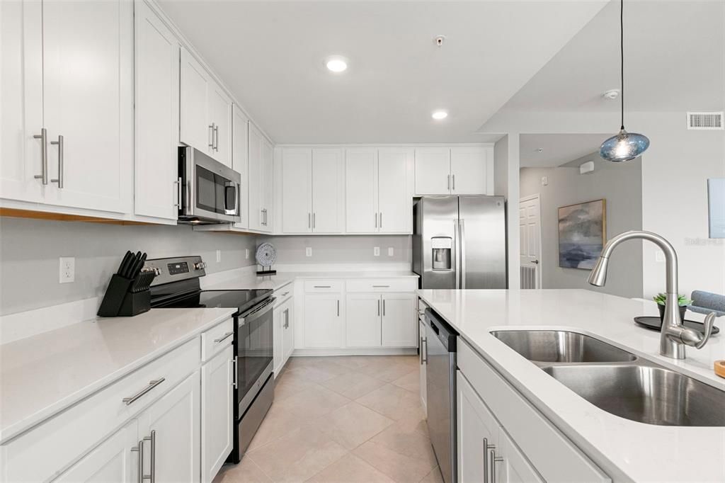 На продажу: $245,000 (2 спален, 2 ванн, 1198 Квадратных фут)