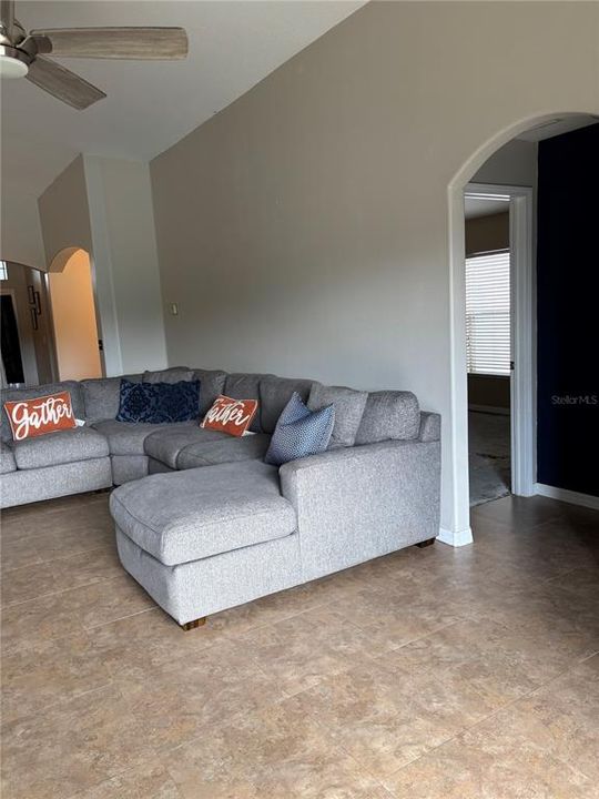 En Venta: $389,000 (4 camas, 3 baños, 1949 Pies cuadrados)