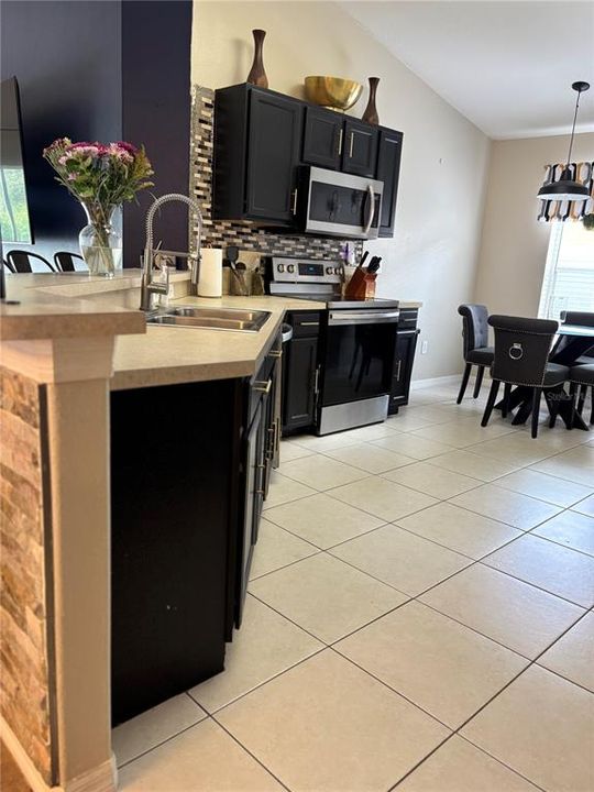 En Venta: $389,000 (4 camas, 3 baños, 1949 Pies cuadrados)