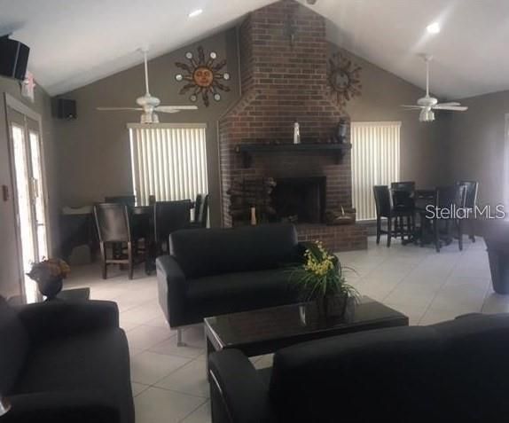 出租: $1,439 (1 贝兹, 1 浴室, 525 平方英尺)