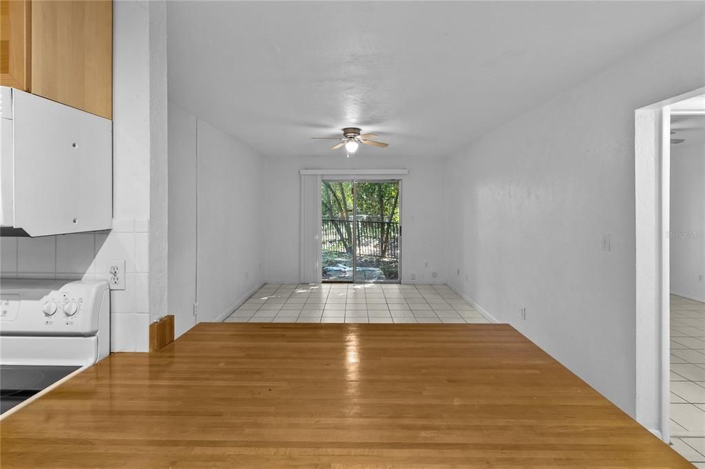 Под контрактом: $129,500 (1 спален, 1 ванн, 576 Квадратных фут)