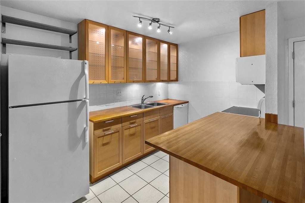 Под контрактом: $129,500 (1 спален, 1 ванн, 576 Квадратных фут)