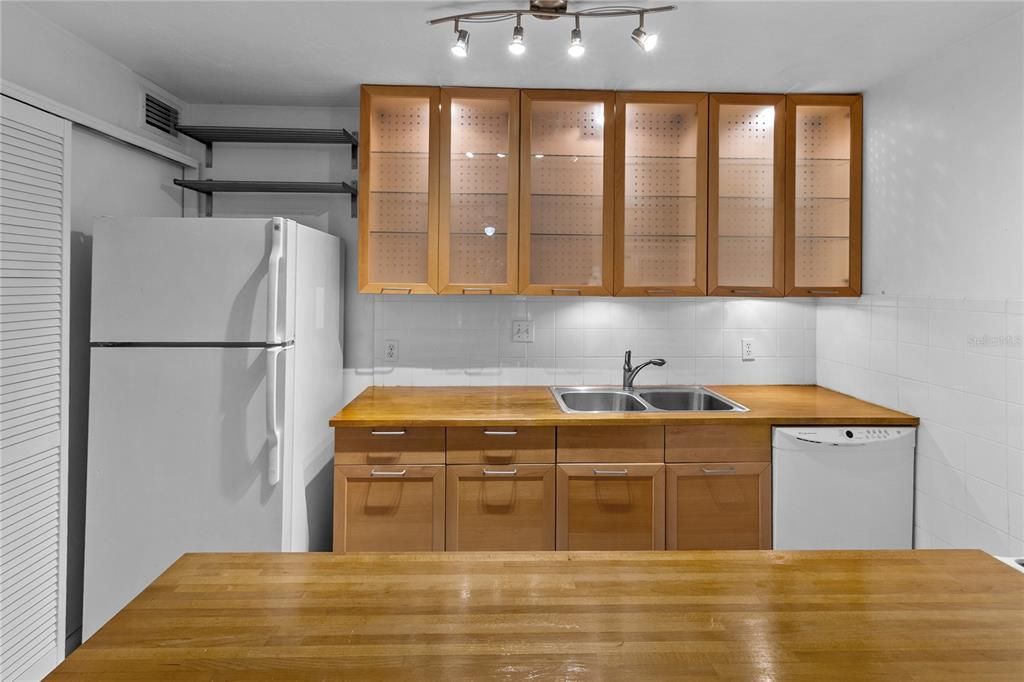 Под контрактом: $129,500 (1 спален, 1 ванн, 576 Квадратных фут)