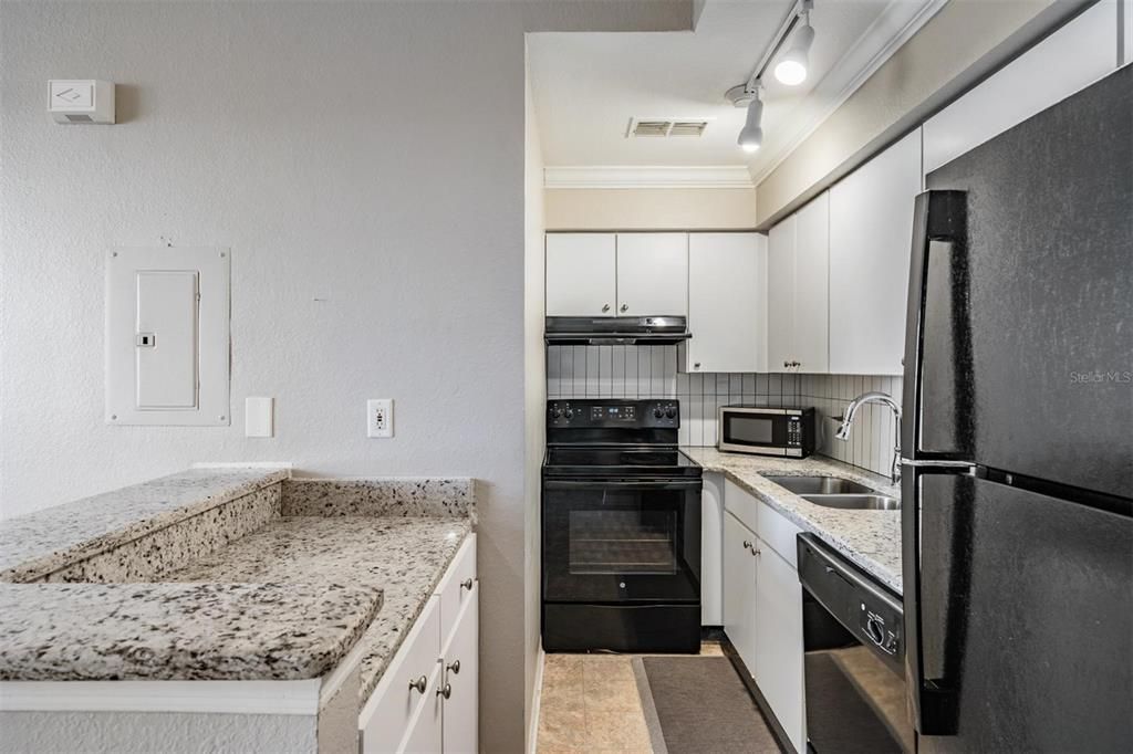Active With Contract: $155,000 (1 beds, 1 baths, 554 Square Feet)