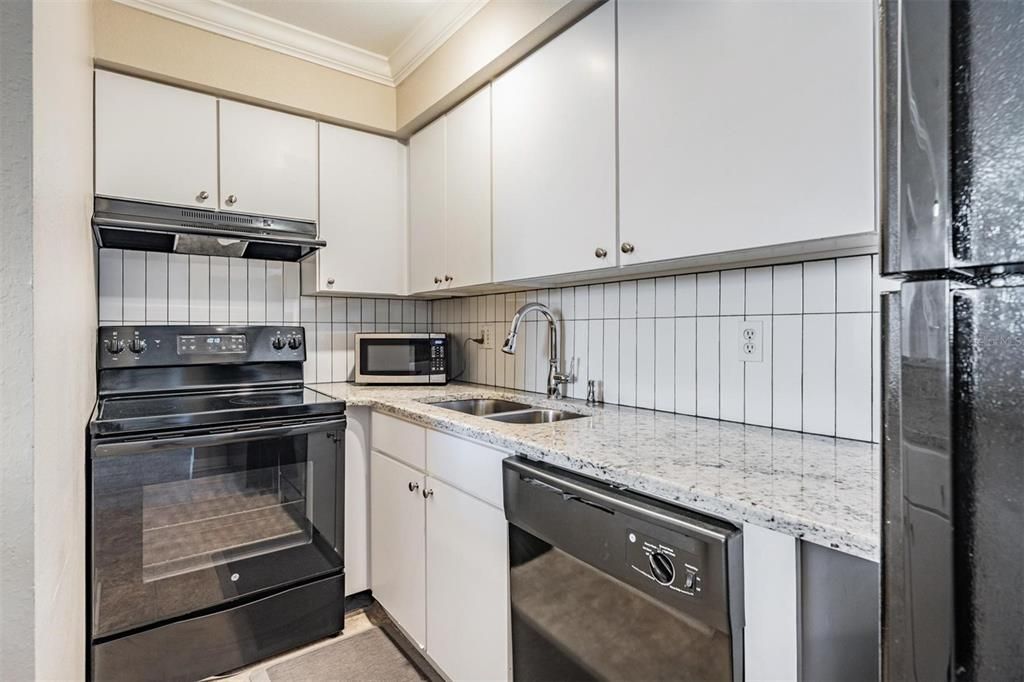 Active With Contract: $155,000 (1 beds, 1 baths, 554 Square Feet)