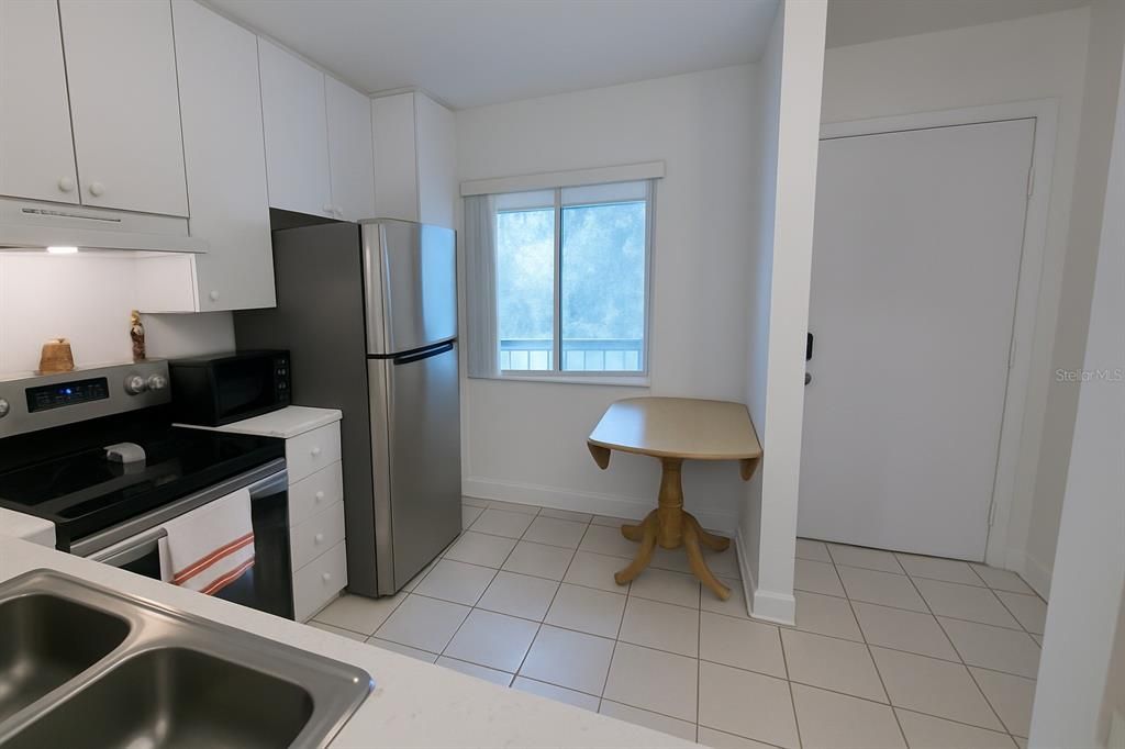 For Rent: $2,199 (2 beds, 2 baths, 958 Square Feet)