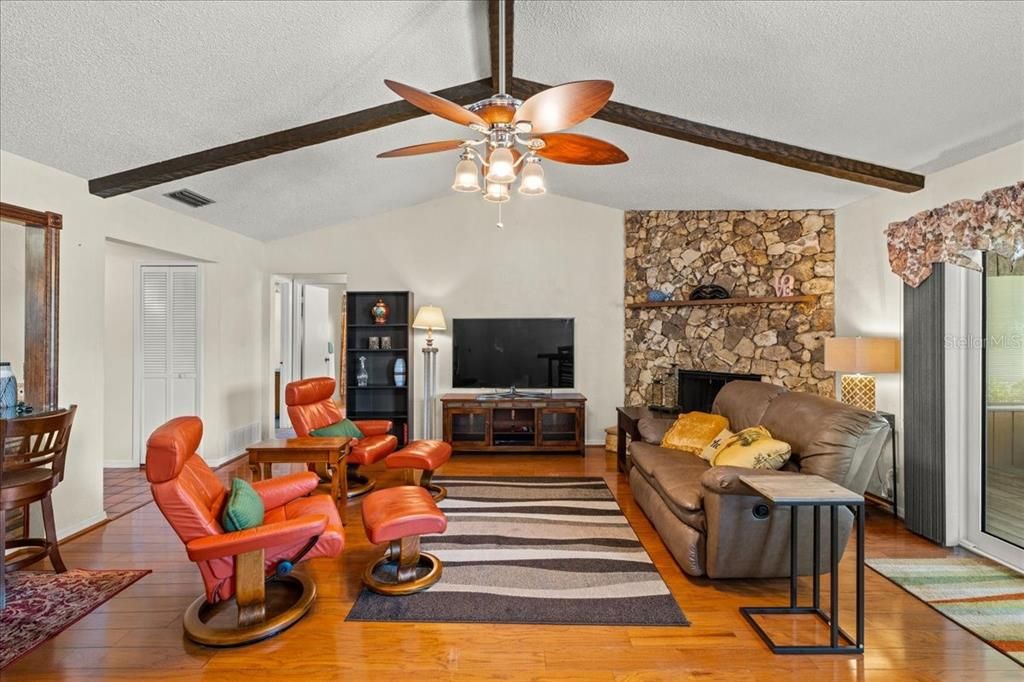 For Sale: $400,000 (3 beds, 2 baths, 1504 Square Feet)