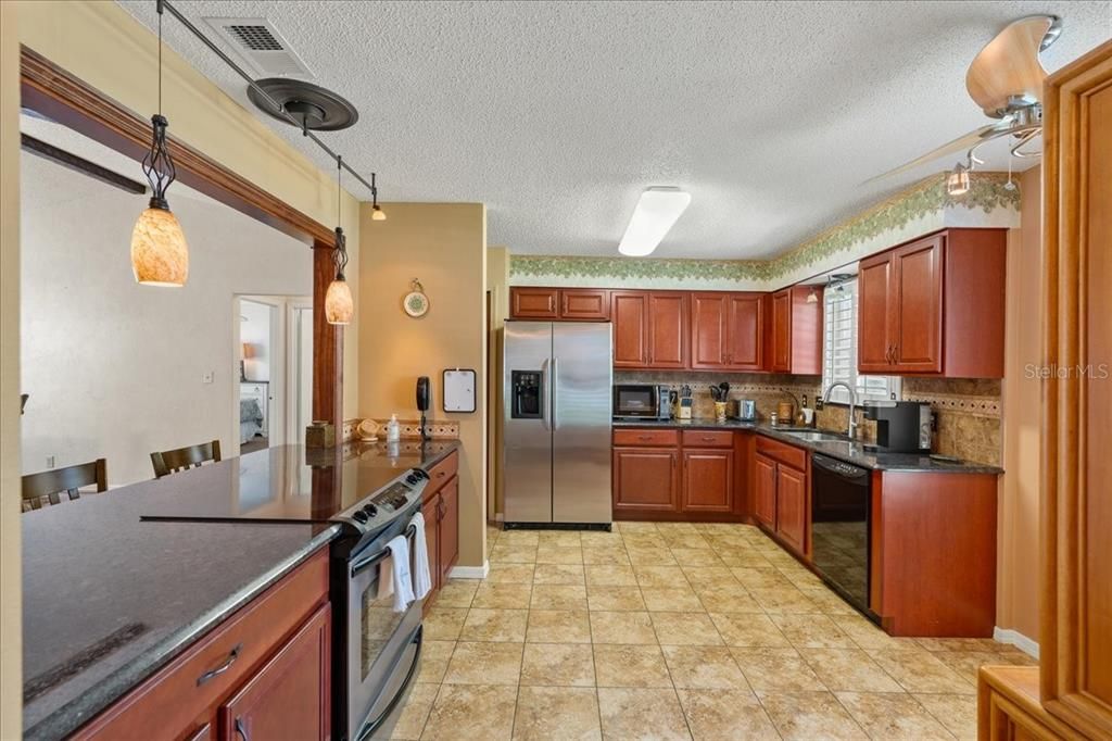 For Sale: $400,000 (3 beds, 2 baths, 1504 Square Feet)