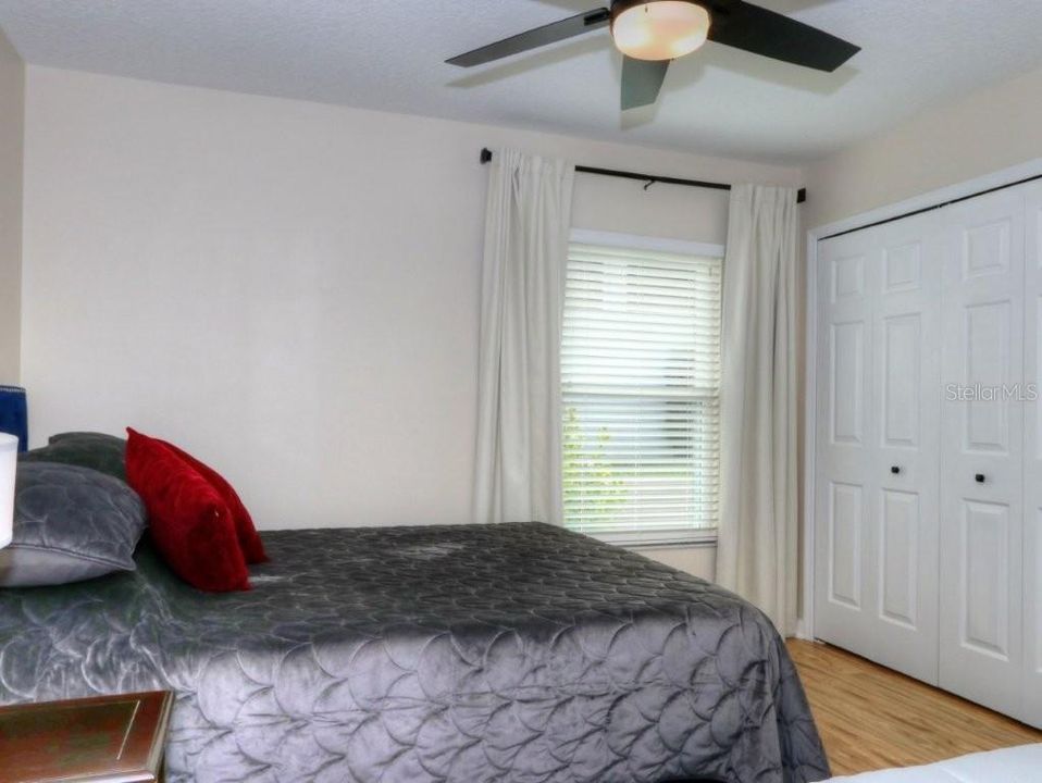 合同活跃: $329,000 (3 贝兹, 2 浴室, 1419 平方英尺)