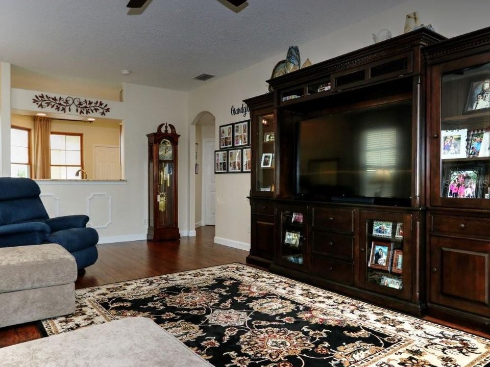 合同活跃: $329,000 (3 贝兹, 2 浴室, 1419 平方英尺)