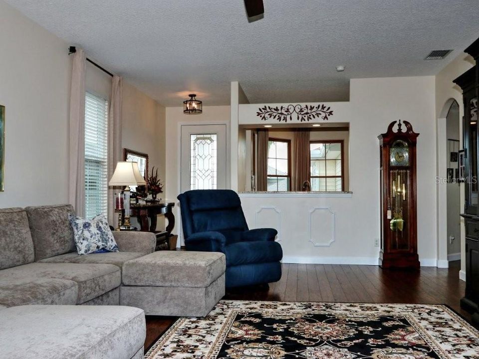 合同活跃: $329,000 (3 贝兹, 2 浴室, 1419 平方英尺)