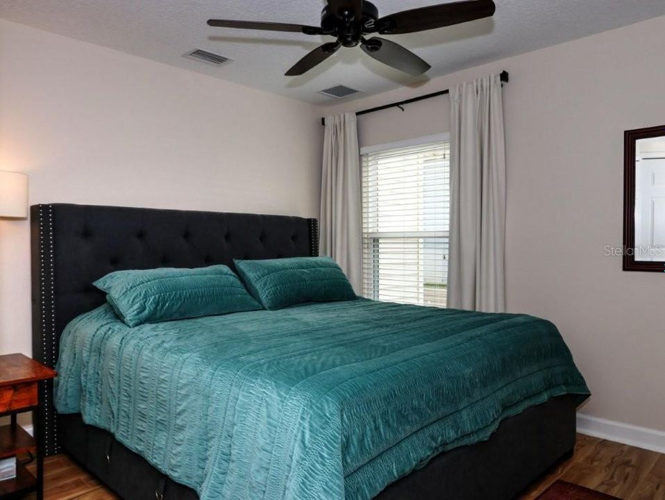 合同活跃: $329,000 (3 贝兹, 2 浴室, 1419 平方英尺)