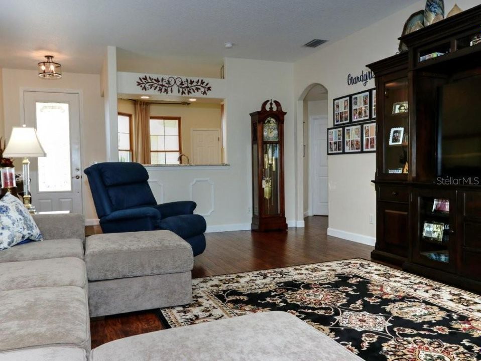 合同活跃: $329,000 (3 贝兹, 2 浴室, 1419 平方英尺)