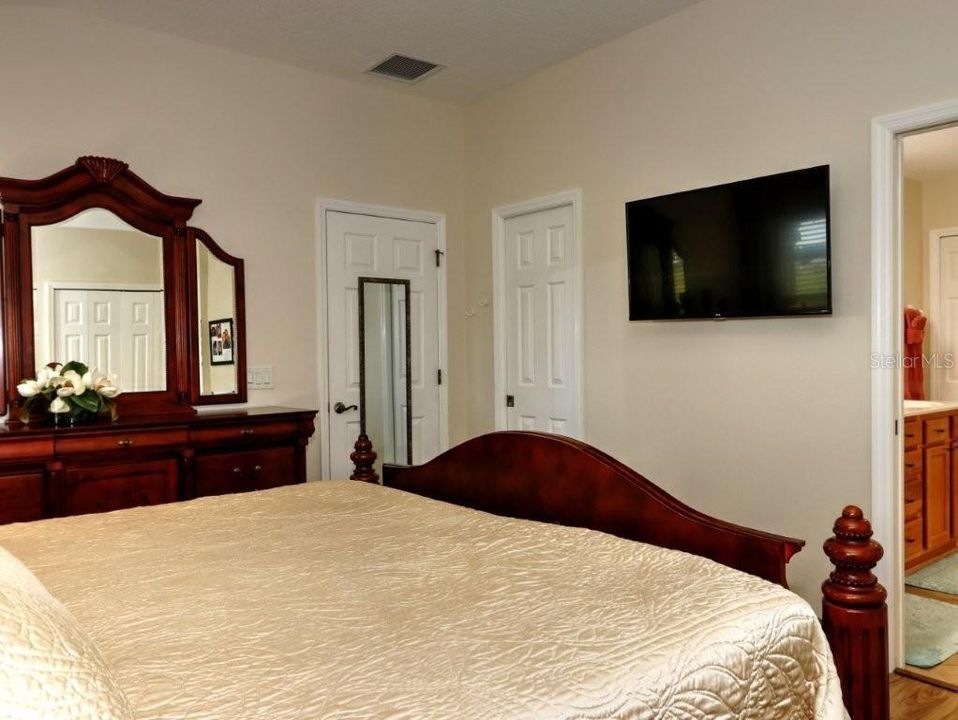 合同活跃: $329,000 (3 贝兹, 2 浴室, 1419 平方英尺)