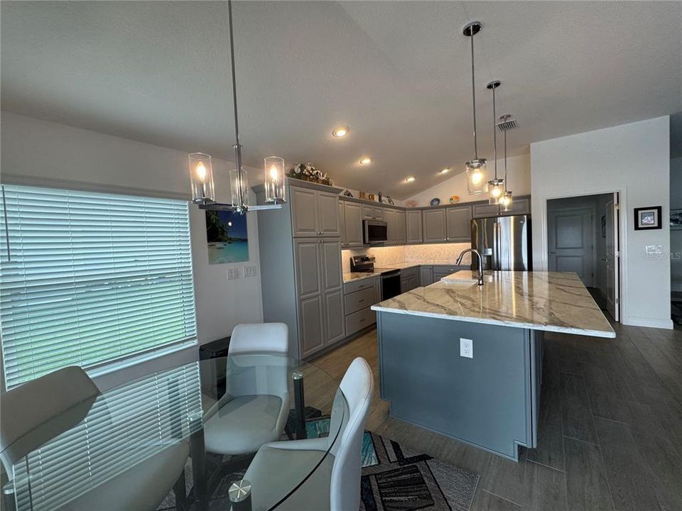 待售: $1,290,000 (4 贝兹, 2 浴室, 2555 平方英尺)