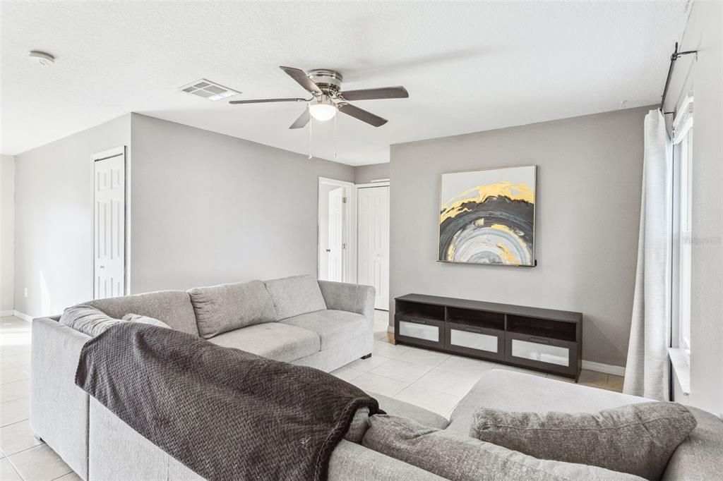 For Sale: $250,000 (2 beds, 2 baths, 1137 Square Feet)