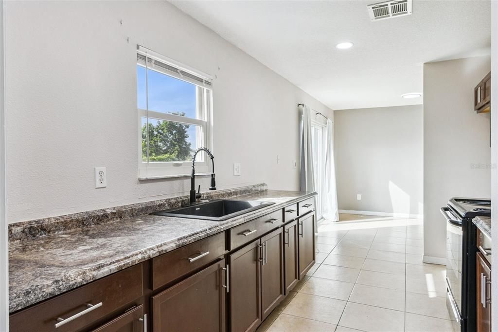 For Sale: $250,000 (2 beds, 2 baths, 1137 Square Feet)