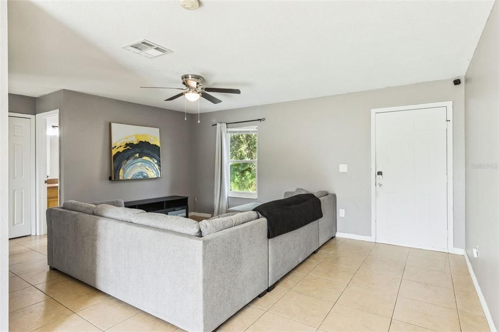 For Sale: $250,000 (2 beds, 2 baths, 1137 Square Feet)