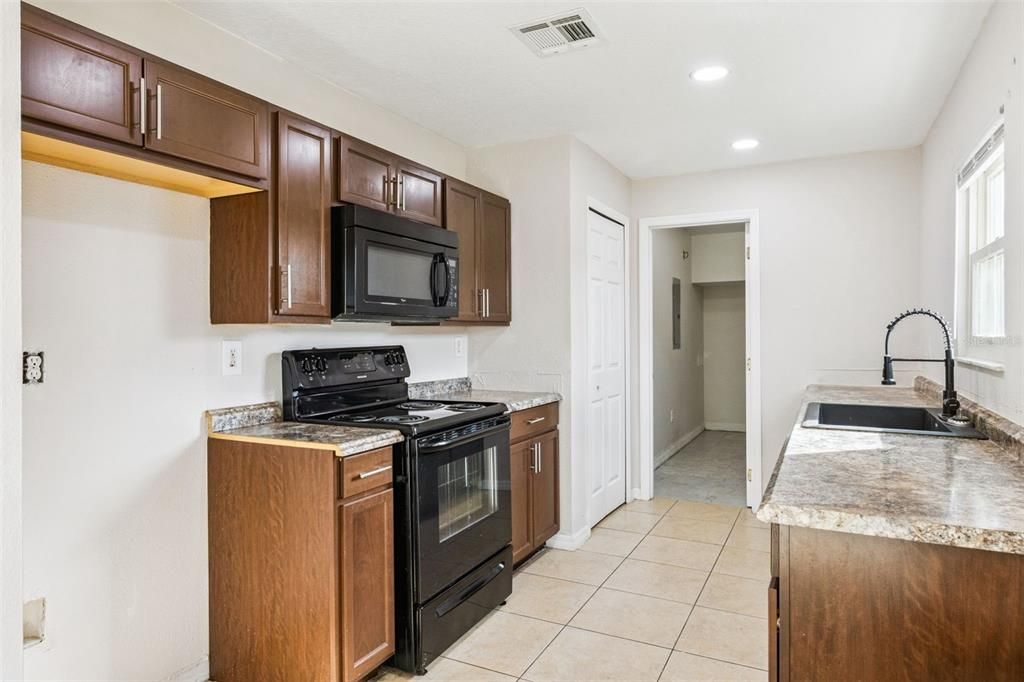For Sale: $250,000 (2 beds, 2 baths, 1137 Square Feet)