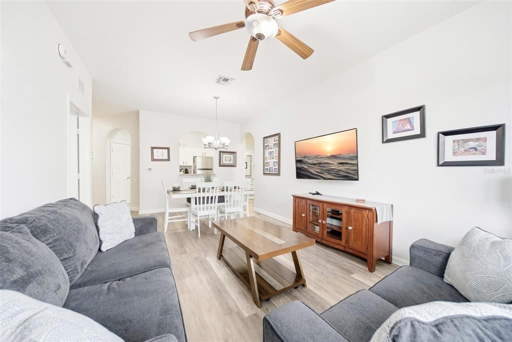 For Sale: $273,000 (2 beds, 2 baths, 1081 Square Feet)