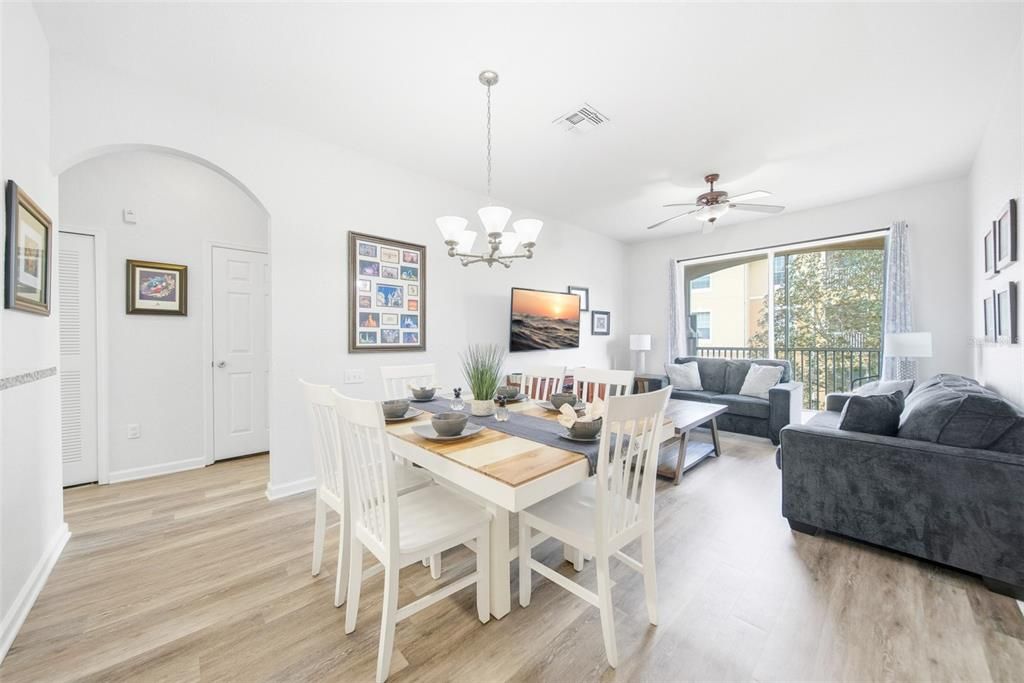 For Sale: $273,000 (2 beds, 2 baths, 1081 Square Feet)